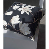 Fondaco Magnolia tyynynpäällinen - musta - kukkakuvio - sisustustekstiili - koti - IHANA Store -lifestyle