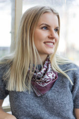 Lasessor Kylie silkkihuivi - viininpunainen - kuvioitu - neliöhuivi  - asusteet - naisten muoti - pukeutuminen - IHANA Store